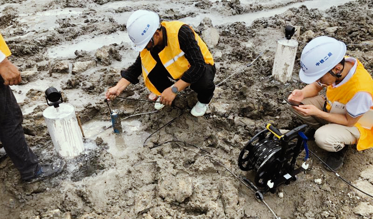 高鐵寧波樞紐擴容施工 直川手機藍牙測斜儀顯... 